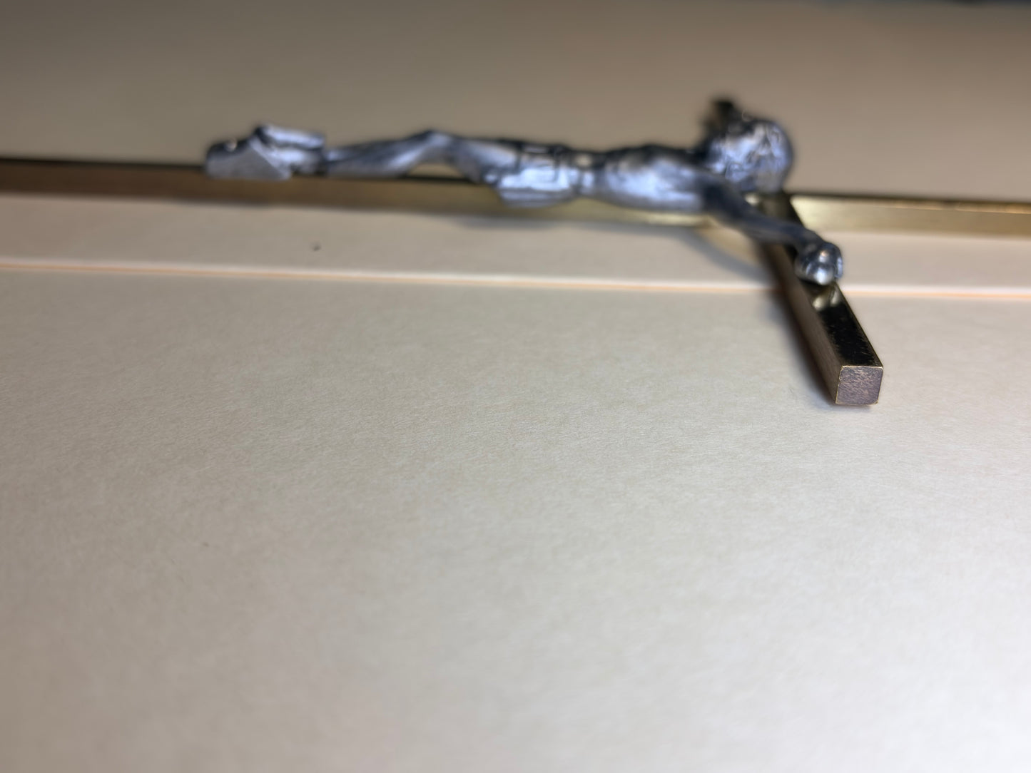 💎✨✝️ Gold Crucifix Pendant – Solid Metal Construction – Silver‑Tone Figure – Vintage Religious Piece