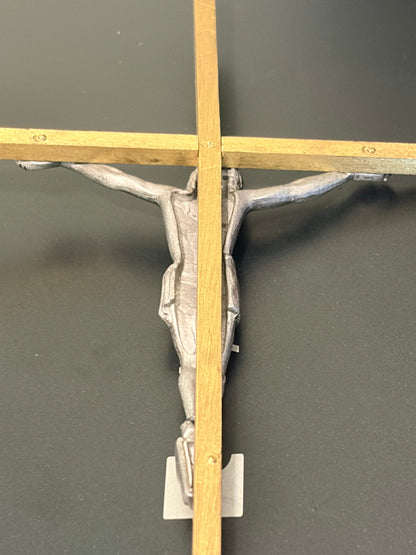 💎✨✝️ Gold Crucifix Pendant – Solid Metal Construction – Silver‑Tone Figure – Vintage Religious Piece