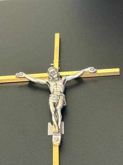 💎✨✝️ Gold Crucifix Pendant – Solid Metal Construction – Silver‑Tone Figure – Vintage Religious Piece