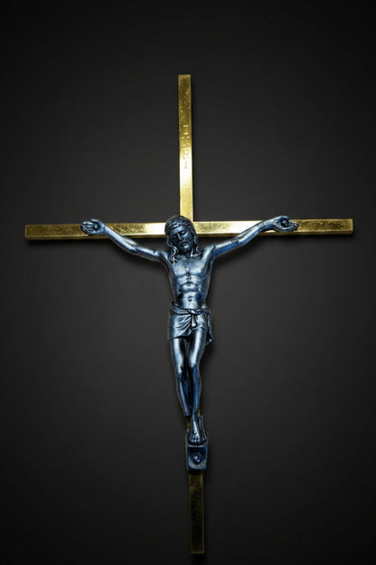 💎✨✝️ Gold Crucifix Pendant – Solid Metal Construction – Silver‑Tone Figure – Vintage Religious Piece