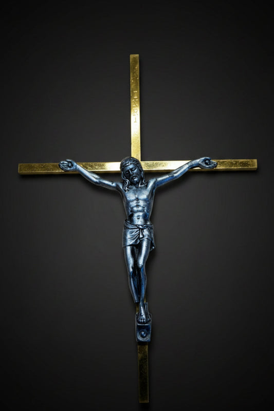 💎✨✝️ Gold Crucifix Pendant – Solid Metal Construction – Silver‑Tone Figure – Vintage Religious Piece