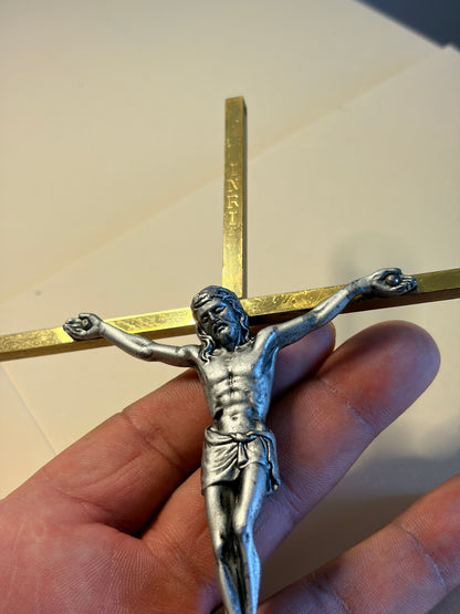 💎✨✝️ Gold Crucifix Pendant – Solid Metal Construction – Silver‑Tone Figure – Vintage Religious Piece